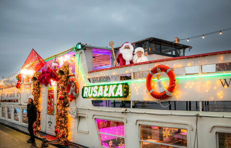 statek Rusałka na Odrze we Wrocławiu zimą, w tle Ostrów Tumski